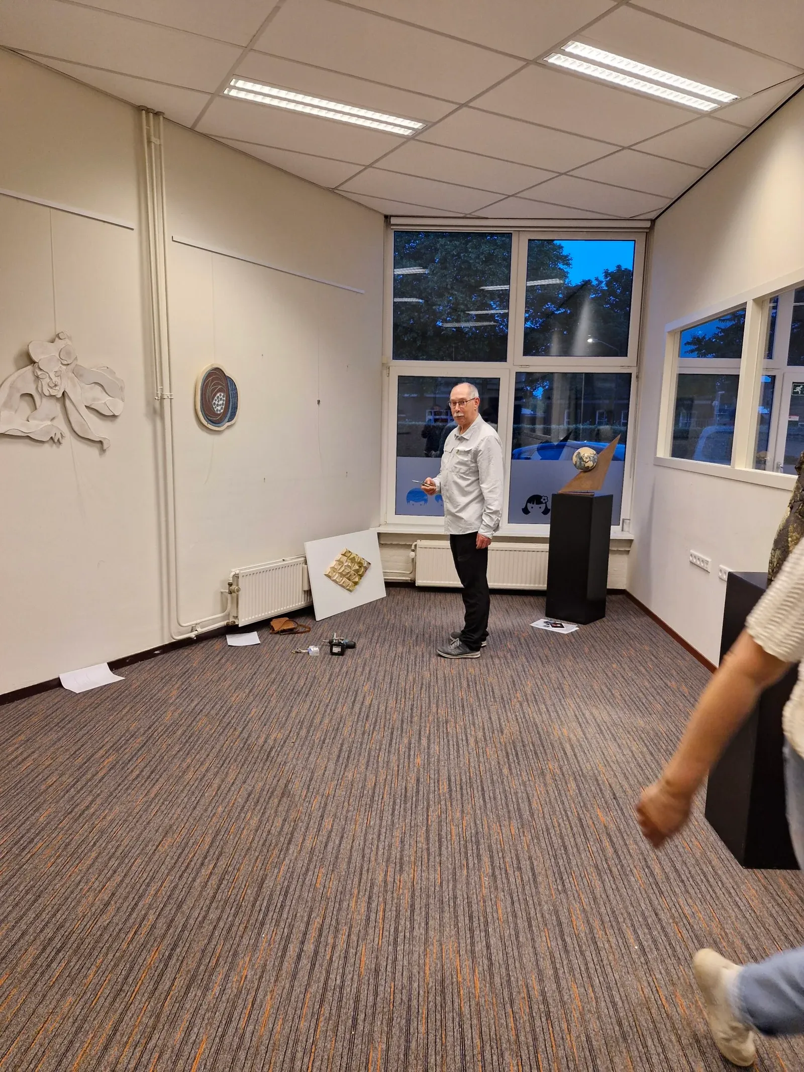 Vrijwilligers richten de expositieruimte van Museum Het MUG in