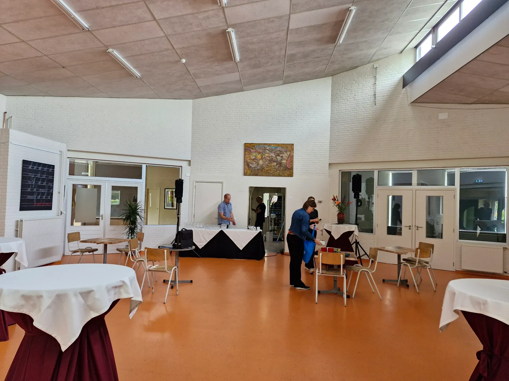 De lichte tentoonstellingszaal van Museum Het MUG in de voormalige school